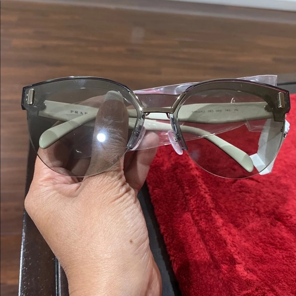 Prada sunglasses - Picture 3 of 8